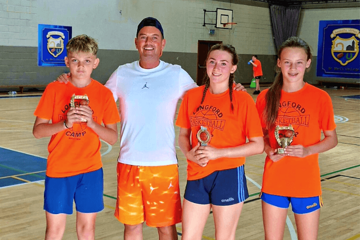 Juega torneos con tus compañeros - Campamento de baloncesto para adolescentes en Irlanda